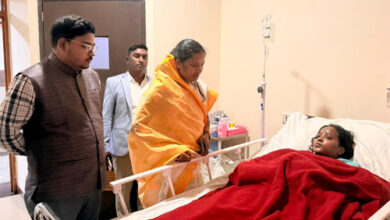घायल महिला पत्रकार गायत्री का हालचाल जानने पहुंचीं मंत्री राजवाड़े, मिला आर्थिक सहयोग