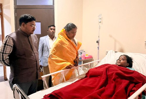 घायल महिला पत्रकार गायत्री का हालचाल जानने पहुंचीं मंत्री राजवाड़े, मिला आर्थिक सहयोग घायल महिला पत्रकार गायत्री का हालचाल जानने पहुंचीं मंत्री राजवाड़े, मिला आर्थिक सहयोग