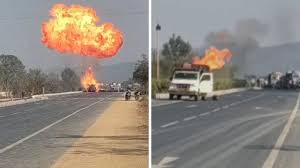 गैस सिलेंडरों से भरी पिकअप में लगी भीषण आग, धमाकों की आवाज से इलाके में दहशत