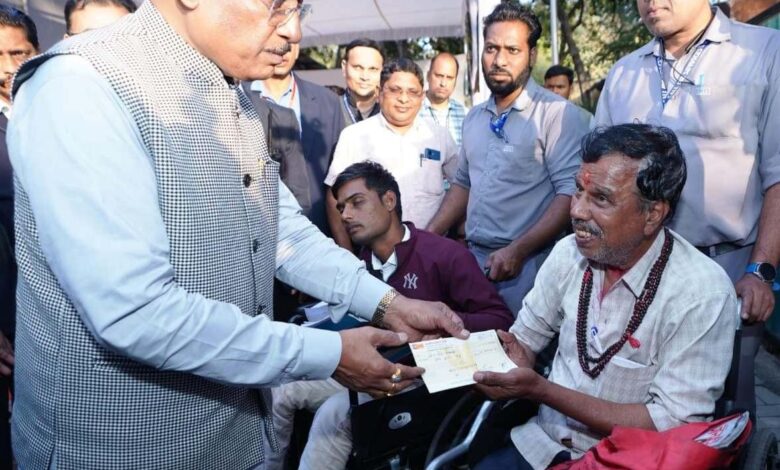 संवेदनशील शासन की मिसाल: जनदर्शन में मुख्यमंत्री साय ने मौके पर सुलझाईं समस्याएँ संवेदनशील शासन की मिसाल: जनदर्शन में मुख्यमंत्री साय ने मौके पर सुलझाईं समस्याएँ