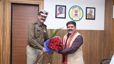 रायपुर के नवनियुक्त प्रथम पुलिस कमिश्नर शुक्ला ने उपमुख्यमंत्री शर्मा से की सौजन्य भेंट रायपुर के नवनियुक्त प्रथम पुलिस कमिश्नर शुक्ला ने उपमुख्यमंत्री शर्मा से की सौजन्य भेंट