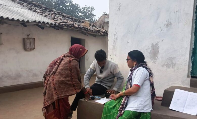 स्वास्थ्य विभाग की नवाचारी पहल से दुर्गम क्षेत्रों में बुजुर्गों तक पहुँचा आयुष्मान कवच