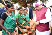 गढ़बेेंगाल घोटुल में गूंजी मांदर की थाप, मुख्यमंत्री ने घोटुल की स्थापत्यकला को सराहा