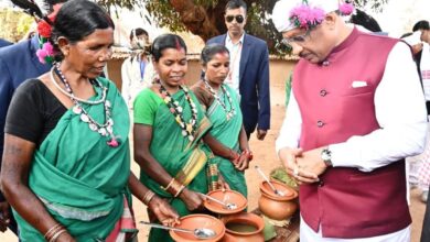 गढ़बेेंगाल घोटुल में गूंजी मांदर की थाप, मुख्यमंत्री ने घोटुल की स्थापत्यकला को सराहा गढ़बेेंगाल घोटुल में गूंजी मांदर की थाप, मुख्यमंत्री ने घोटुल की स्थापत्यकला को सराहा