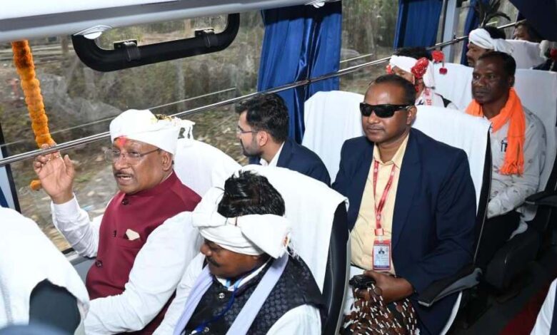 मुख्यमंत्री साय ने किया कुरूसनार से 4 किमी तक ग्रामीणों के साथ बस में यात्रा