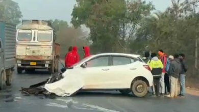 अनियंत्रित कार हाइवा से टकराकर एक दूसरी कार से टकराई, कार चालक घायल