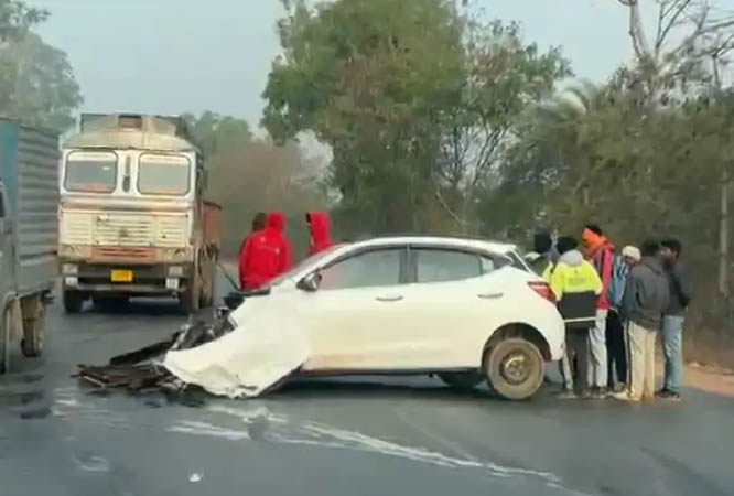 अनियंत्रित कार हाइवा से टकराकर एक दूसरी कार से टकराई, कार चालक घायल