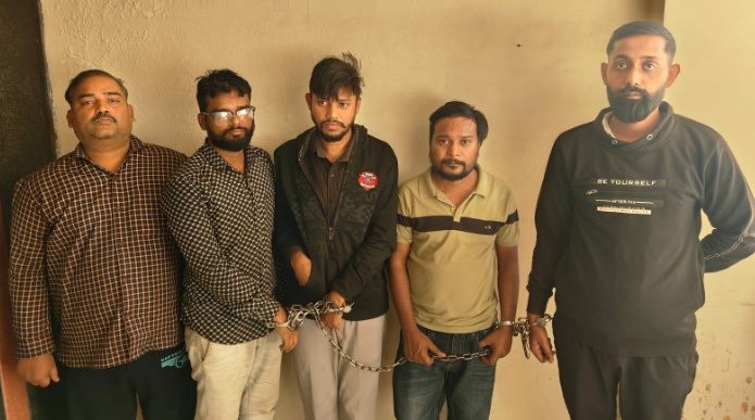 17,808 नशीली टेबलेट, टाटा सफारी, 5 मोबाइल के साथ 4 मेडिकल संचालक व 1 एमआर गिरफ्तार 17,808 नशीली टेबलेट, टाटा सफारी, 5 मोबाइल के साथ 4 मेडिकल संचालक व 1 एमआर गिरफ्तार