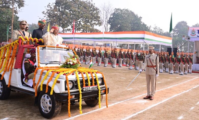 मंत्री राजवाड़े ने बलरामपुर में किया ध्वजारोहण, ली परेड की सलामी, विकास व समावेशी छत्तीसगढ़ का दिया संदेश