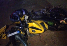 तेज रफ्तार बाइक बस से टकराई, बाईक सवार युवक की हुई मौत