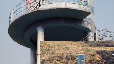 जमीदोज होता गांव में लगा नल, दो साल भी गांव में पानी नहीं, पानी टँकी से रिस रहा पानी जमीदोज होता गांव में लगा नल, दो साल भी गांव में पानी नहीं, पानी टँकी से रिस रहा पानी