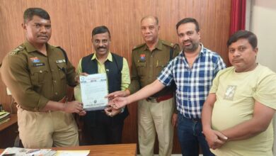 रायपुर रेलवे स्टेशन के कायाकल्प के बीच यातायात सुदृढ़ीकरण के लिए चेंबर ने डीएसपी को सौंपा ज्ञापन