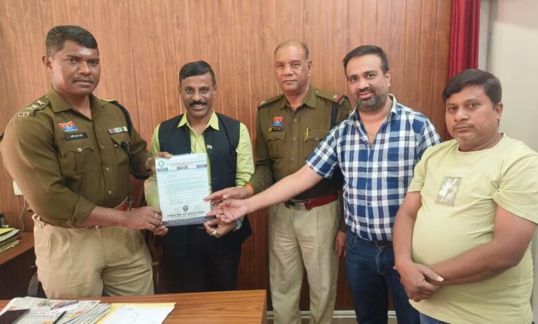 रायपुर रेलवे स्टेशन के कायाकल्प के बीच यातायात सुदृढ़ीकरण के लिए चेंबर ने डीएसपी को सौंपा ज्ञापन