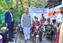 मुख्यमंत्री जनदर्शन में दिव्यांगजनों को मिली राहत, मुख्यमंत्री ने बैटरी चालित ट्राइसिकल किया प्रदान