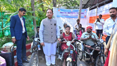 मुख्यमंत्री जनदर्शन में दिव्यांगजनों को मिली राहत, मुख्यमंत्री ने बैटरी चालित ट्राइसिकल किया प्रदान