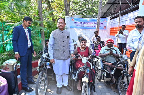 मुख्यमंत्री जनदर्शन में दिव्यांगजनों को मिली राहत, मुख्यमंत्री ने बैटरी चालित ट्राइसिकल किया प्रदान मुख्यमंत्री जनदर्शन में दिव्यांगजनों को मिली राहत, मुख्यमंत्री ने बैटरी चालित ट्राइसिकल किया प्रदान