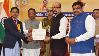 राज्यपाल डेका व मुख्यमंत्री साय ने 10वीं और 12वीं परीक्षा के मेधावी विद्यार्थियों को किया सम्मानित