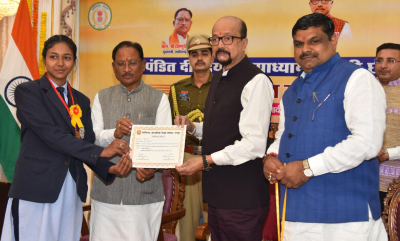राज्यपाल डेका व मुख्यमंत्री साय ने 10वीं और 12वीं परीक्षा के मेधावी विद्यार्थियों को किया सम्मानित