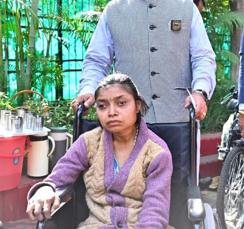 मुख्यमंत्री ने जनदर्शन में प्रदान किया बैटरी ट्राइसिकल, व्हीलचेयर और श्रवण यंत्र