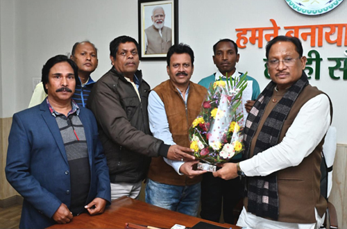 पुरानी पेंशन देने की मांग को लेकर शिक्षक कल्याण संघ ने मुख्यमंत्री को सौंपा ज्ञापन