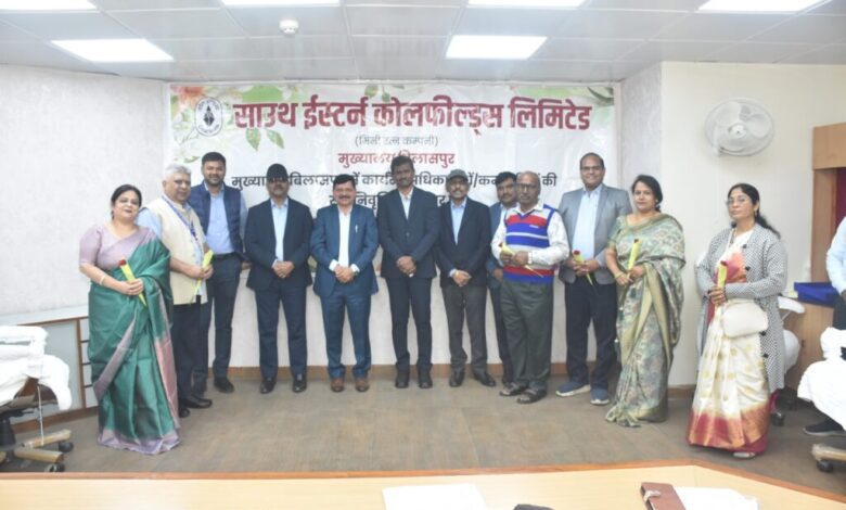 एसईसीएल मुख्यालय के 4 कर्मियों को सेवानिवृत्ति पर दी गयी भावभीनी विदाई एसईसीएल मुख्यालय के 4 कर्मियों को सेवानिवृत्ति पर दी गयी भावभीनी विदाई