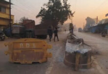 तेज रफ्तार ट्रक डिवाइडर से टकराने के बाद पान ठेले को मारी टक्कर, कोई हताहत नहीं