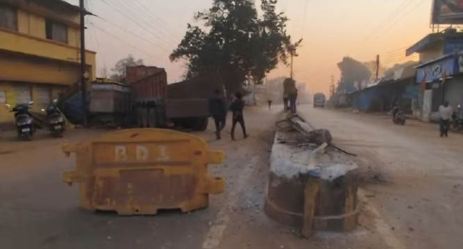 तेज रफ्तार ट्रक डिवाइडर से टकराने के बाद पान ठेले को मारी टक्कर, कोई हताहत नहीं