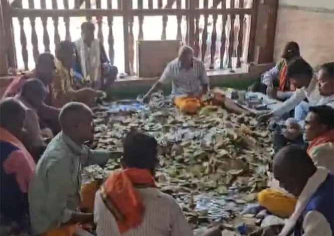 दंतेश्वरी मंदिर की 9 दान पेटियों से 19 लाख 44 हजार 483 व सोने-चांदी के आभूषण मिले दंतेश्वरी मंदिर की 9 दान पेटियों से 19 लाख 44 हजार 483 व सोने-चांदी के आभूषण मिले