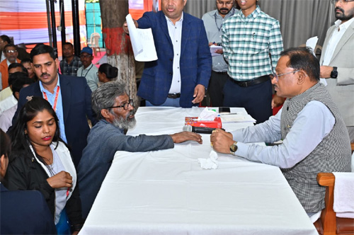 60 वर्षीय अविवाहित श्रमिक हनुमंत का नहीं बना था राशन कार्ड, जनदर्शन में मुख्यमंत्री ने दिए बनाने के निर्देश