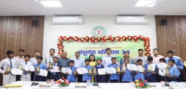 बीजापुर के चार छात्रों का नाम इन्फ्लुएंसर बुक ऑफ वर्ल्ड रिकॉर्ड में हुआ दर्ज बीजापुर के चार छात्रों का नाम इन्फ्लुएंसर बुक ऑफ वर्ल्ड रिकॉर्ड में हुआ दर्ज