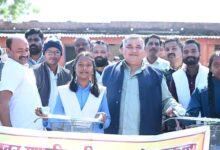 पर्यटन व संस्कृति मंत्री ने मेंड्रॉकला विद्यालय में छात्राओं को वितरित की साइकिल