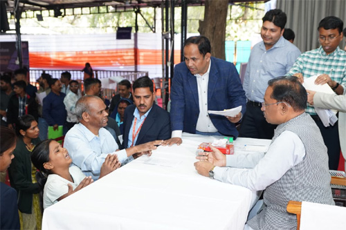 मुख्यमंत्री साय के निर्देश पर लकवाग्रस्त महिला को तुरंत मंजूर हुए 5 लाख