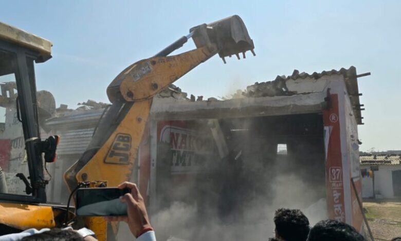 आमासिवनी में अवैध कब्जा कर व्यवसाय कर रहे पक्के निर्माण पर चला निगम का बुलडोजर