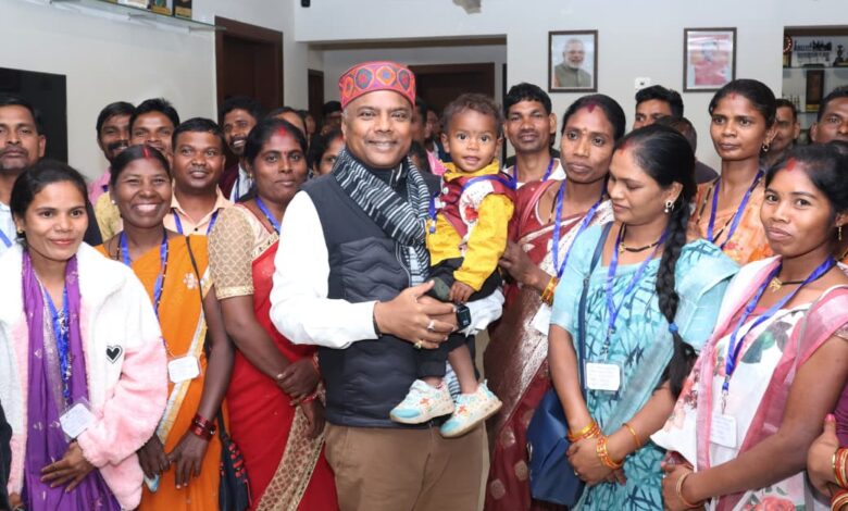 वनमंत्री कश्यप से बीजापुर के पंच-सरपंचों ने की सौजन्य भेंट वनमंत्री कश्यप से बीजापुर के पंच-सरपंचों ने की सौजन्य भेंट