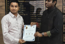 शिक्षक खगेन्द्र को नवाचारपूर्ण शिक्षण हेतु कलेक्टर ने किया सम्मानित