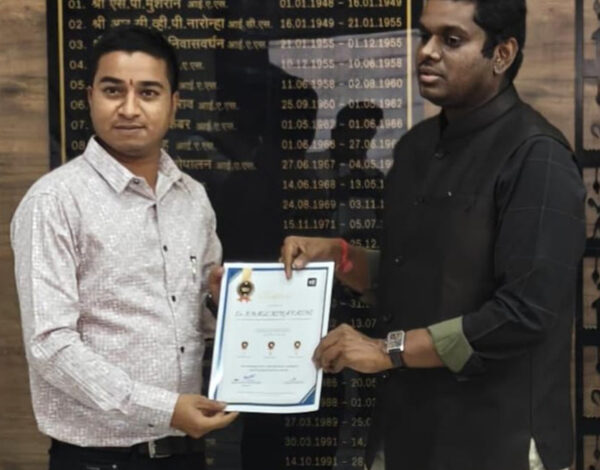 शिक्षक खगेन्द्र को नवाचारपूर्ण शिक्षण हेतु कलेक्टर ने किया सम्मानित