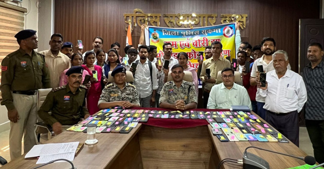 112 गुम एवं चोरी हुए मोबाइल बरामद कर मालिकों को लौटाए गए