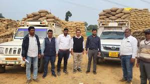 रेवटी धान उपार्जन केंद्र में पुराना धान खपाने का प्रयास, दो पिकअप वाहन सहित 50 क्विंटल धान जप्त