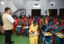 पुनर्वासित युवाओं के साथ उपमुख्यमंत्री शर्मा ने किया संवाद, साथ बैठकर किया सुबह का नाश्ता