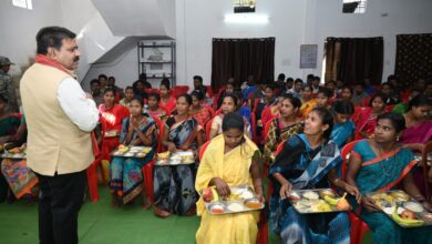 पुनर्वासित युवाओं के साथ उपमुख्यमंत्री शर्मा ने किया संवाद, साथ बैठकर किया सुबह का नाश्ता