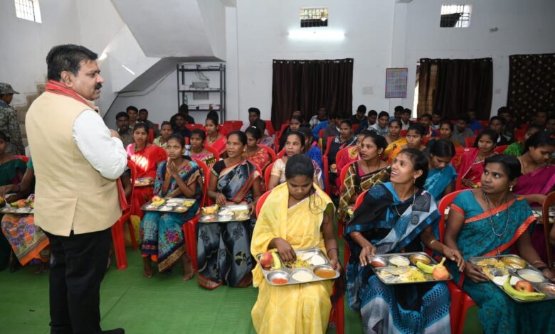 पुनर्वासित युवाओं के साथ उपमुख्यमंत्री शर्मा ने किया संवाद, साथ बैठकर किया सुबह का नाश्ता पुनर्वासित युवाओं के साथ उपमुख्यमंत्री शर्मा ने किया संवाद, साथ बैठकर किया सुबह का नाश्ता