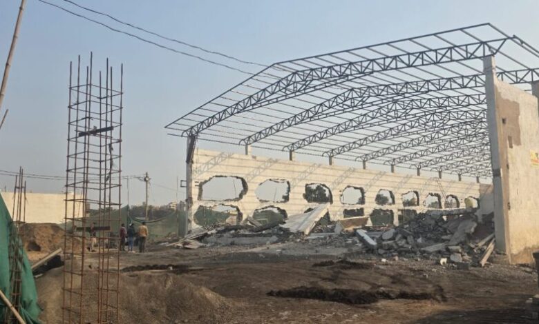 बिना अनुमति के 28000 वर्गफीट भुखण्ड पर अवैध निर्माण को निगम ने तोड़ा