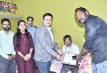 संवेदनशील सुशासन की मिसाल: लकवाग्रस्त वन कर्मी को घर पर मिला पेंशन व सेवांत लाभ