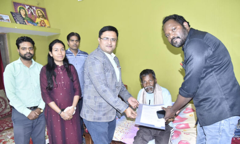 संवेदनशील सुशासन की मिसाल: लकवाग्रस्त वन कर्मी को घर पर मिला पेंशन व सेवांत लाभ