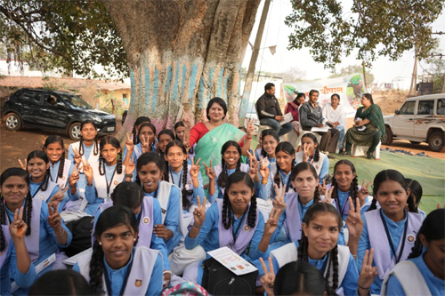 पेड़ की छांव में लगी बाल चौपाल, बच्चों के अधिकार, भविष्य और संवाद को मिला नया आधार