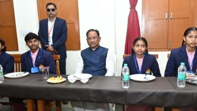 रामकृष्ण मिशन के सेवा कार्यों की मुख्यमंत्री ने की सराहना, कहा – शिक्षा के बिना मानव जीवन अधूरा रामकृष्ण मिशन के सेवा कार्यों की मुख्यमंत्री ने की सराहना, कहा – शिक्षा के बिना मानव जीवन अधूरा