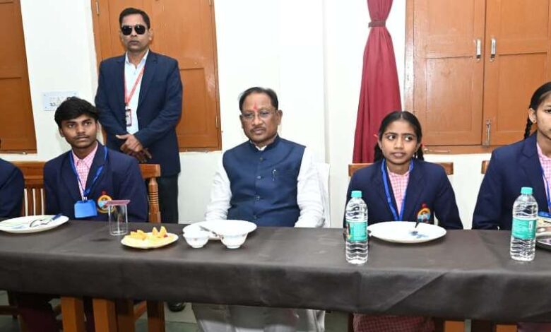 रामकृष्ण मिशन के सेवा कार्यों की मुख्यमंत्री ने की सराहना, कहा – शिक्षा के बिना मानव जीवन अधूरा रामकृष्ण मिशन के सेवा कार्यों की मुख्यमंत्री ने की सराहना, कहा – शिक्षा के बिना मानव जीवन अधूरा