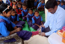 गामावाड़ा जामपारा के स्कूल छात्रों को फिरोज ने जनसहयोग से किया जूता मोजा का वितरण
