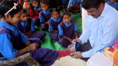 गामावाड़ा जामपारा के स्कूल छात्रों को फिरोज ने जनसहयोग से किया जूता मोजा का वितरण