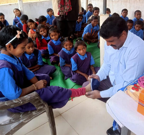 गामावाड़ा जामपारा के स्कूल छात्रों को फिरोज ने जनसहयोग से किया जूता मोजा का वितरण